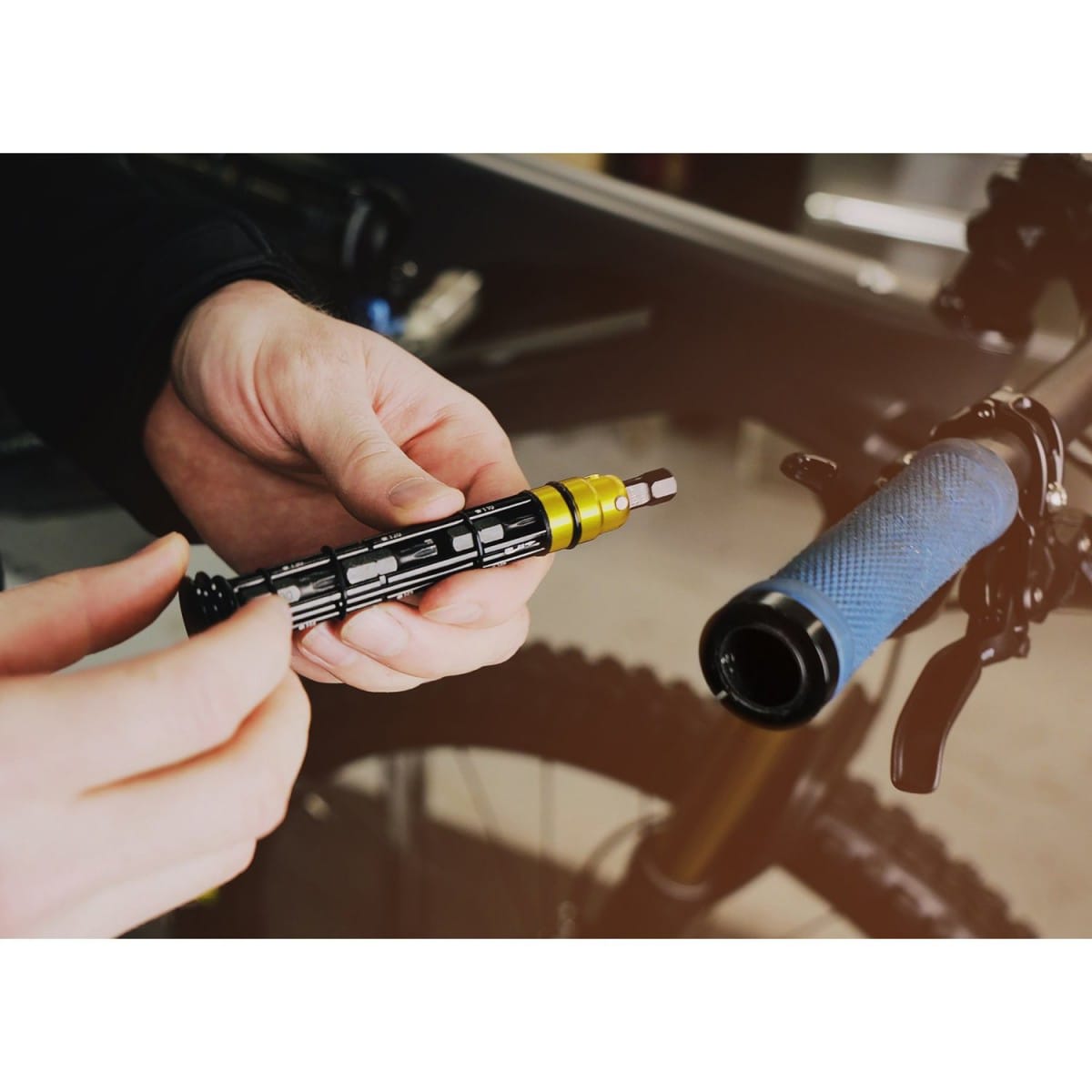 Multi-Outils Intégré Cintre LEZYNE M (11 Outils)