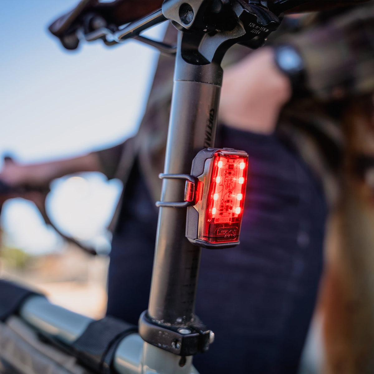 Éclairage arrière LEZYNE KTV+ DRIVE monté sur tige de selle