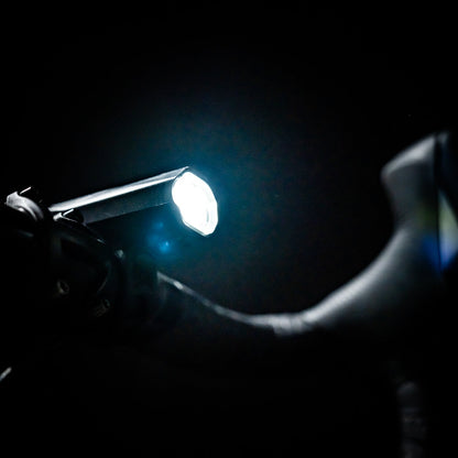 Éclairage avant LEZYNE KTV DRIVE PRO 300+ monté sur un vélo gravel