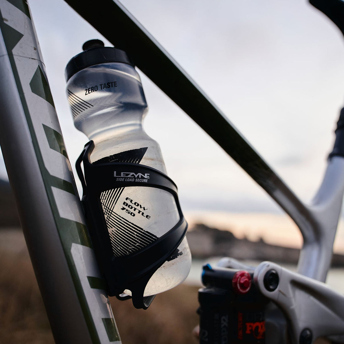 Porte-Bidon LEZYNE FLOW CAGE SL-R Tirage Droite Blanc