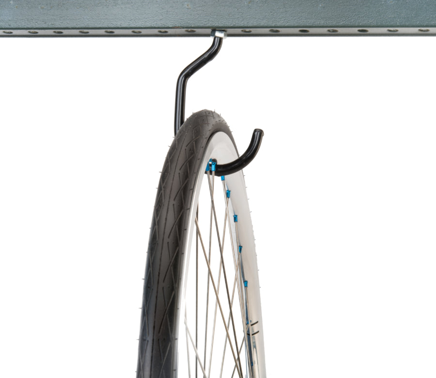 Park Tool 450 monté et tenant une roue de vélo route