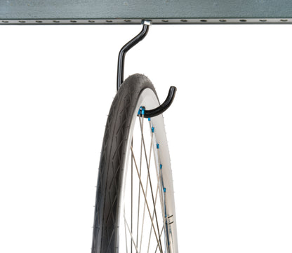 Park Tool 450 monté et tenant une roue de vélo route