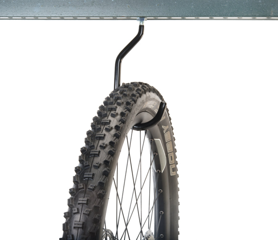 Park Tool 470 monté et tenant une roue de VTT