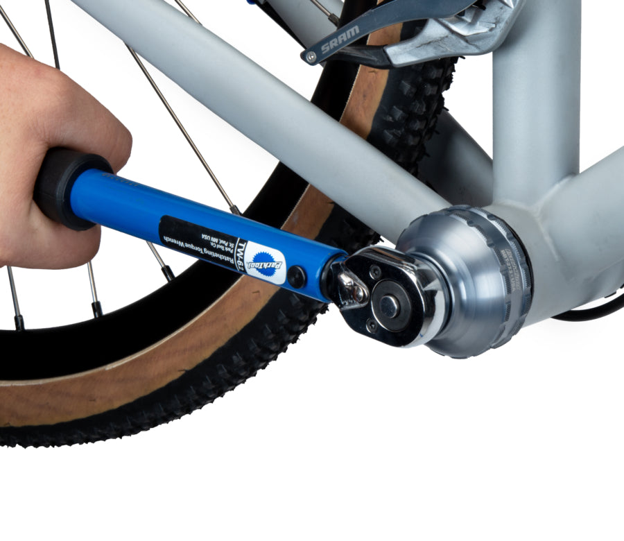 Park Tool BBT-27.3 serrant une cuvette avec une clé dynamométrique TW-6.2