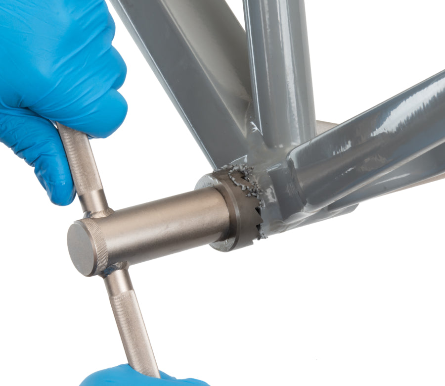 Park Tool BTS-1 surfaçant un boîtier de pédalier BSA