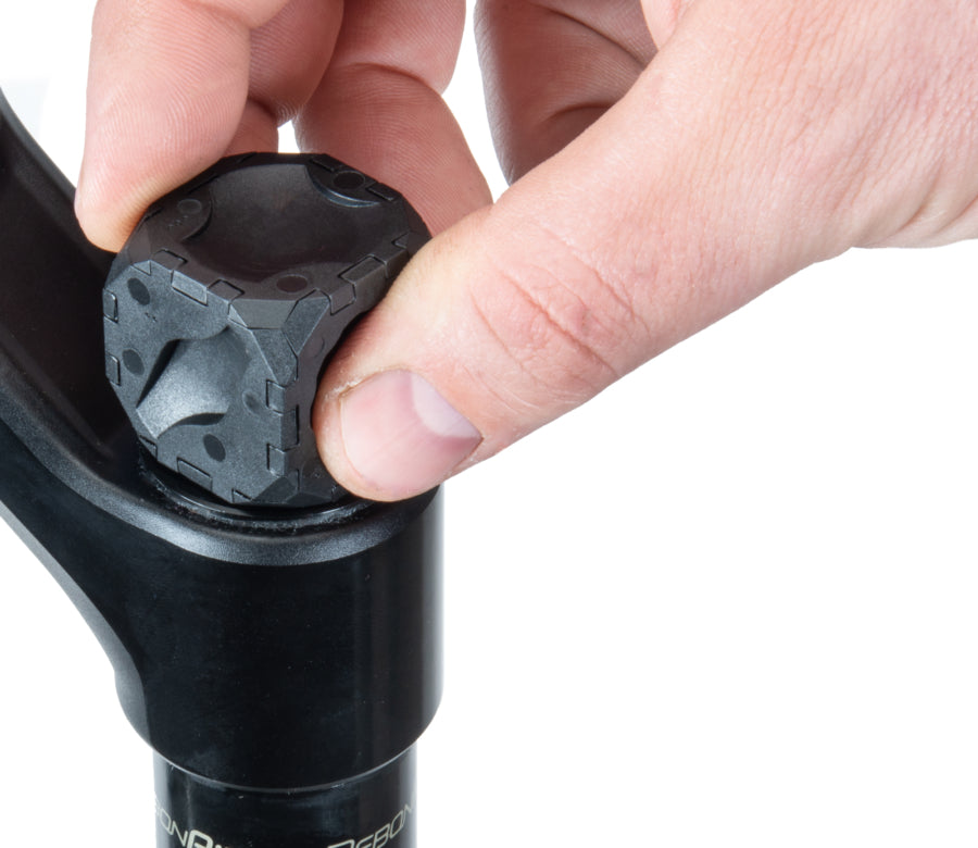 Park Tool FCT-1 utilisé pour retirer un bouchon de fourche
