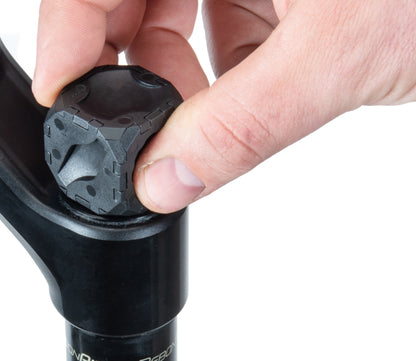 Park Tool FCT-1 utilisé pour retirer un bouchon de fourche