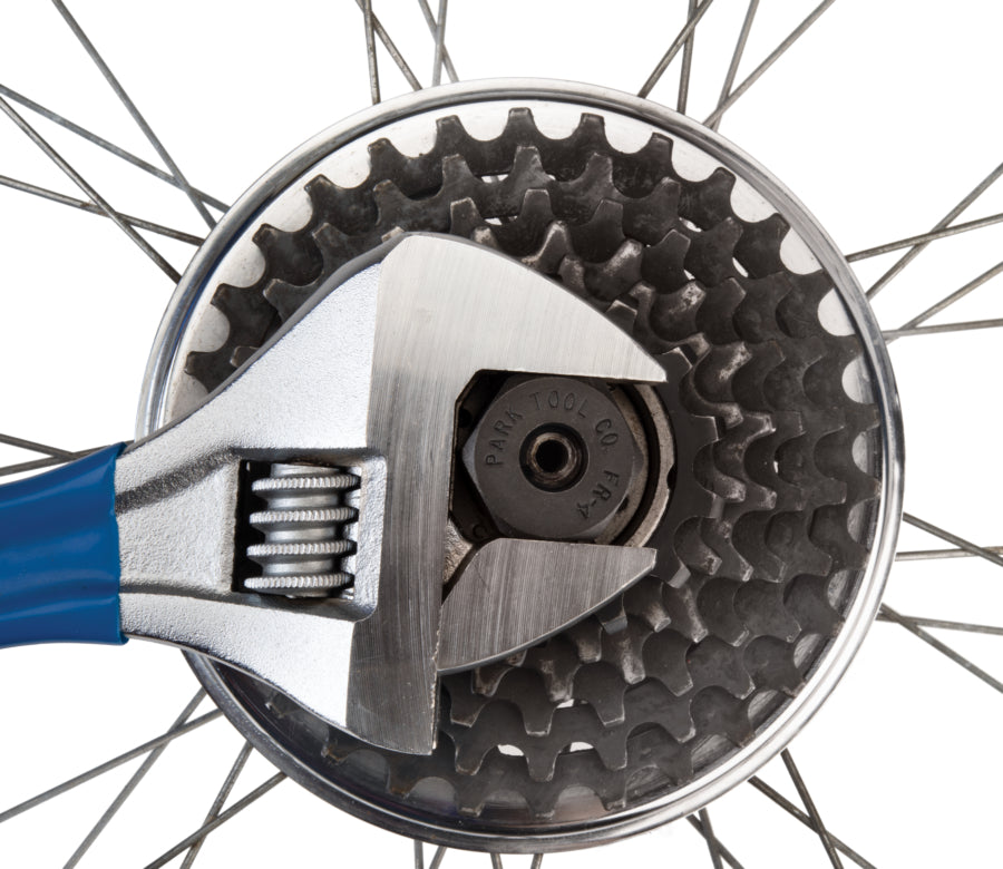 Park Tool FR-4 entraîné par une clé à molette pour démonter une roue libre