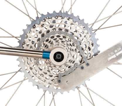 Park Tool HCW-16.3 desserrant une bague de blocage de cassette