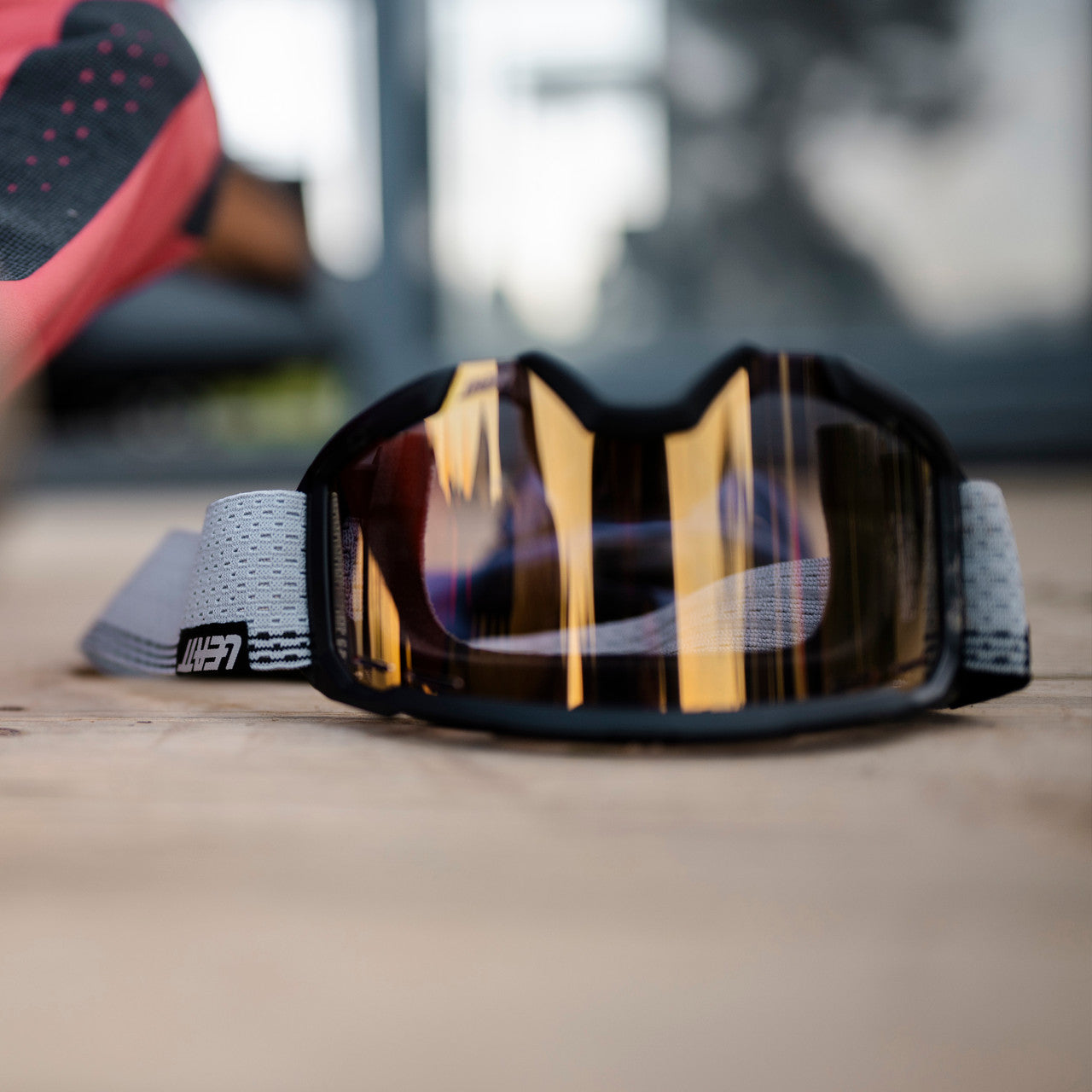 Masque LEATT VELOCITY 4.0 MTB X-FLOW Gris/Noir Écran Iriz Bronze 68 VLT