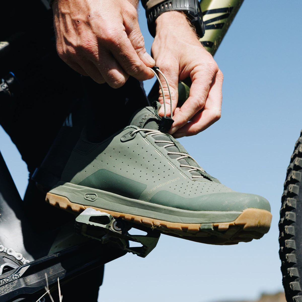 Chaussures VTT CRANKBROTHERS MALLET TRAIL SPEED LACE CLIP Vert/Sand — en situation