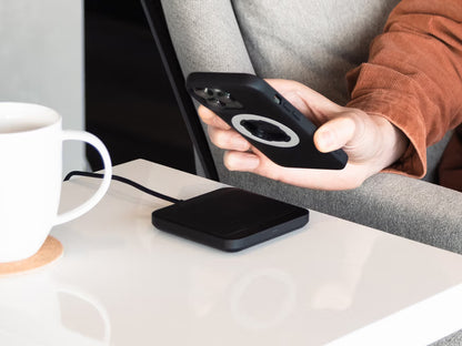 Chargeur rectangulaire à induction QUADLOCK — chargeur avec téléphone en utilisation