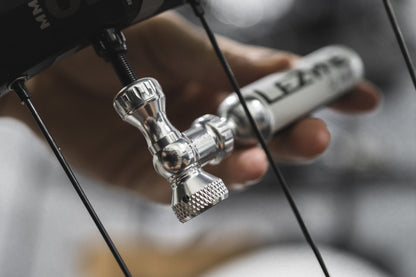Percuteur CO2 LEZYNE CONTROL DRIVE + Cartouche CO2 Filetée Argent
