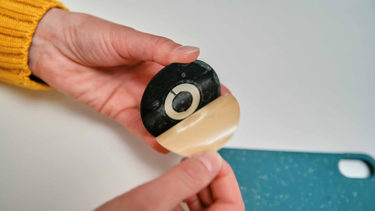 Patch FIDLOCK VACUUM pour Smartphone Universel Noir — retrait du film adhésif avant installation du patch noir