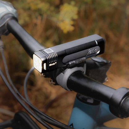 Éclairage Avant KNOG BLINDER PRO 700 — exemple de montage sur guidon